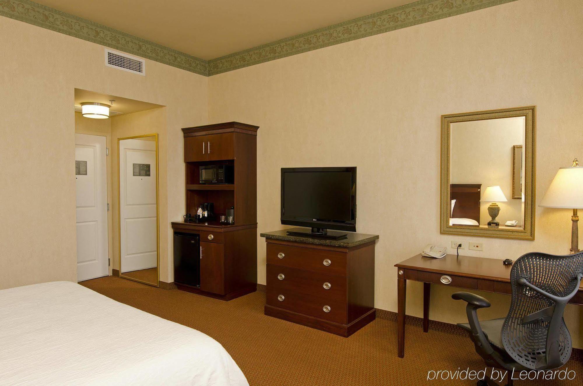 فندق إنديانابوليسفي  فندق هيلتون جاردن إن إنديانابولس داونتاون الغرفة الصورة